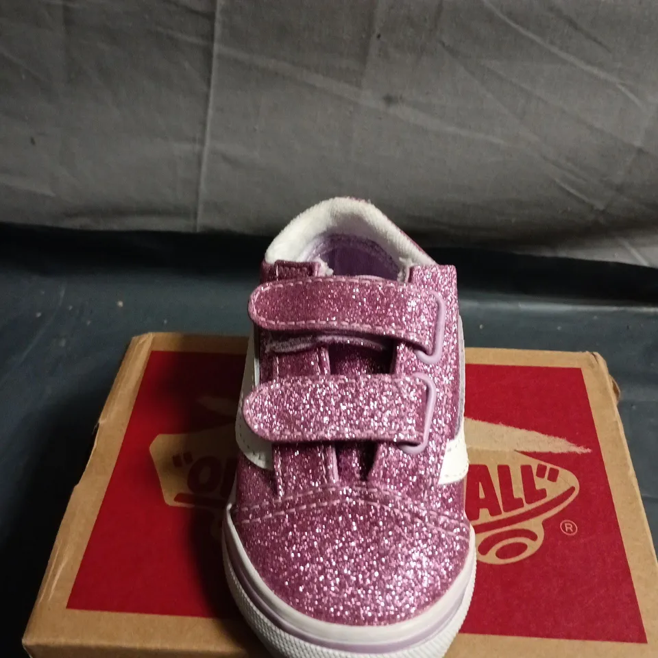 BOXED PAIR OF VANS KIDS GLITTER PINK VELCRO TRAINERS - UK 4
