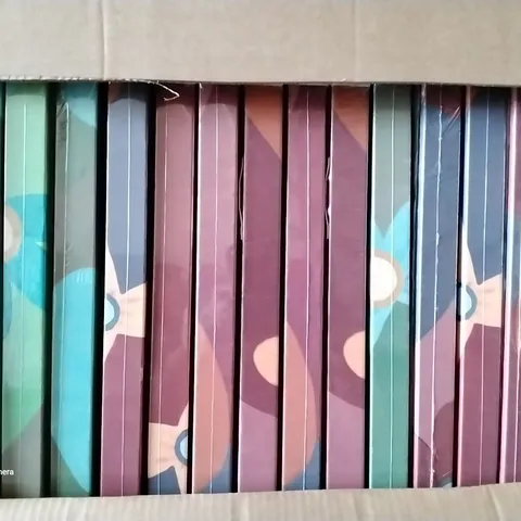 PALLET OF 2 BOXES OF APPROXIMATELY 25 ME GUSTA CANVAS FRAMED PICTURES