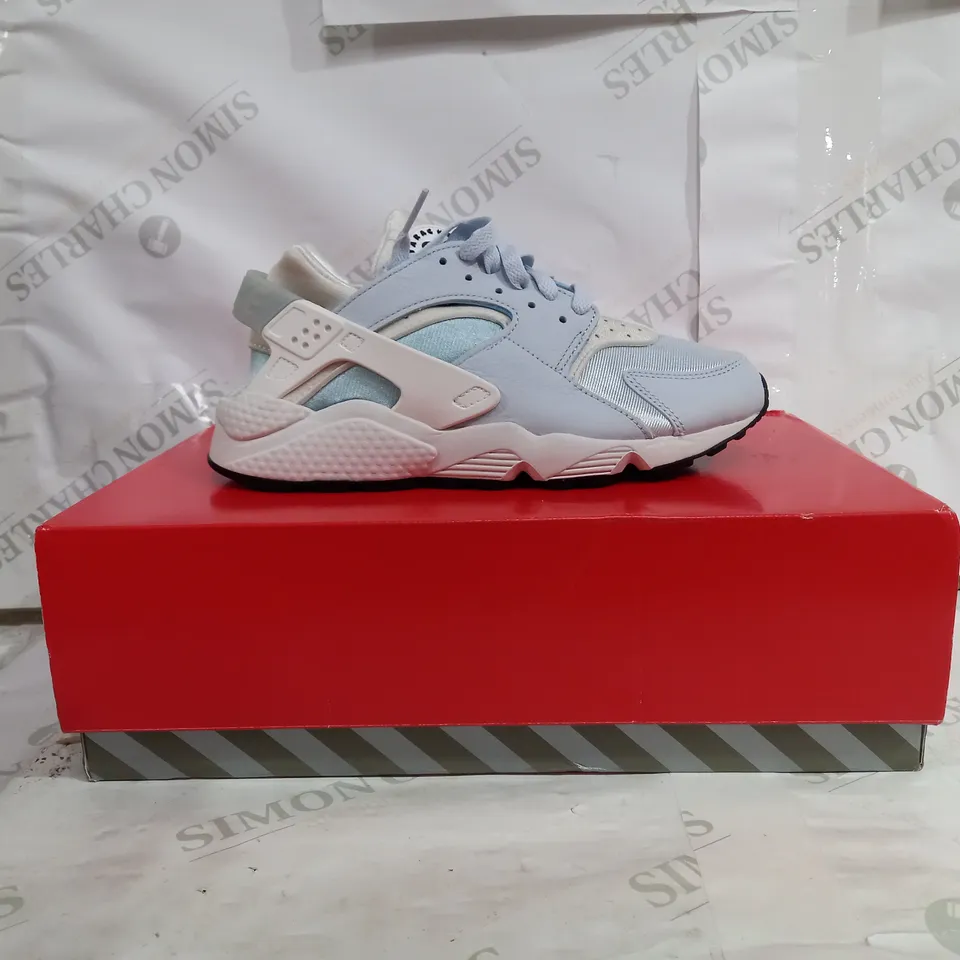 PAIR OF NIKE AIR HUARACHE IN WHITE AND LIGHT BLUE - UK SIZE 7.5 WOMENS