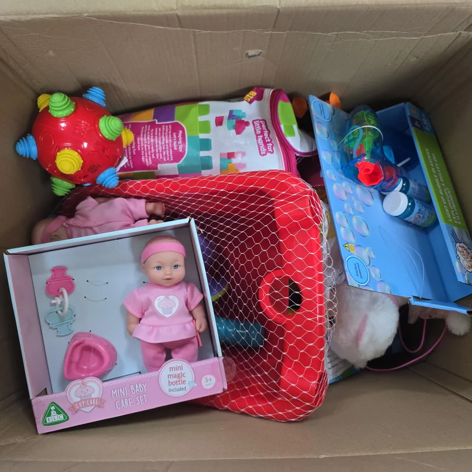 APPROXIMATELY 10 ASSORTED TOYS & GAMES PRODUCTS TO INCLUDE OUT & ABOUT BUBBLE BLASTERS, ELC CUP CAKE MINI BABY CARE SET, WATER GUN, ETC