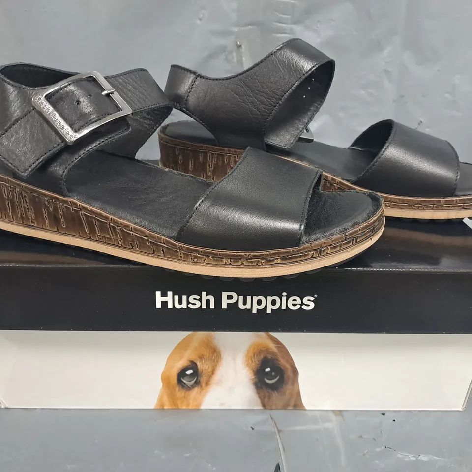 BOXED PAIR OF HUSH PUPPIES OPEN TOE LOW WEDGE SANDALS IN BLACK SIZE EU 39