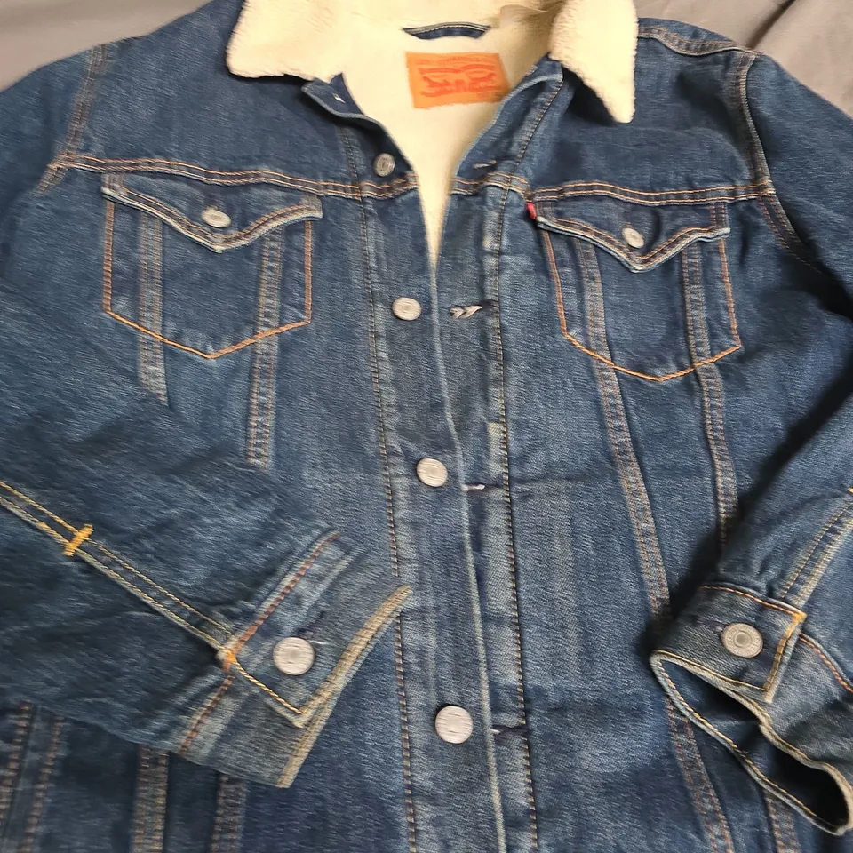 LEVI'S DENIM JACKET WITH SHERPA LINING – SIZE XL