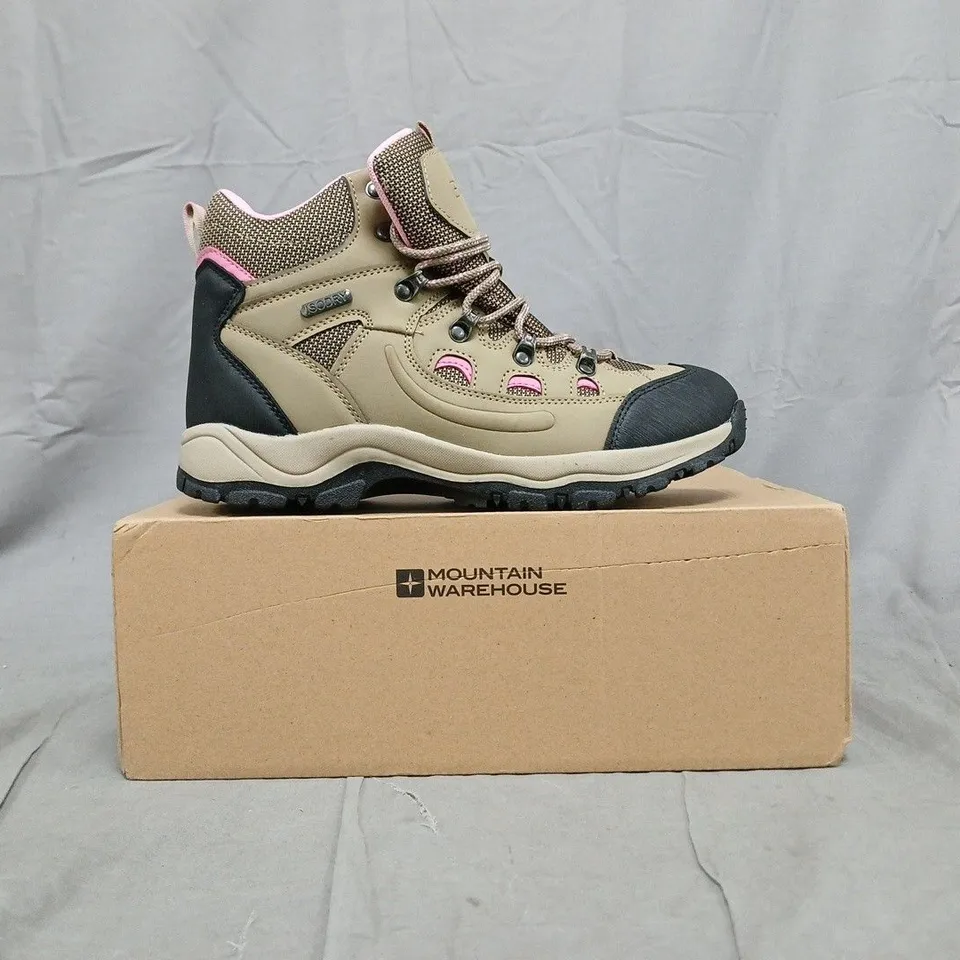BOXED PAIR OF MOUNTAIN WAREHOUSE ADVENTURER WOMEN'S WATERPROOF WALKING BOOTS IN BEIGE SIZE UK 6.5