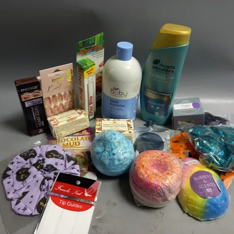 APPROXIMATELY 15 ASSORTED HEALTH AND BEAUTY PRODUCTS TO INCLUDE LOTTIE FALSE NAILS, MINISTAR TATTOO BROW, HEAD & SHOULDERS SHAMPOO 