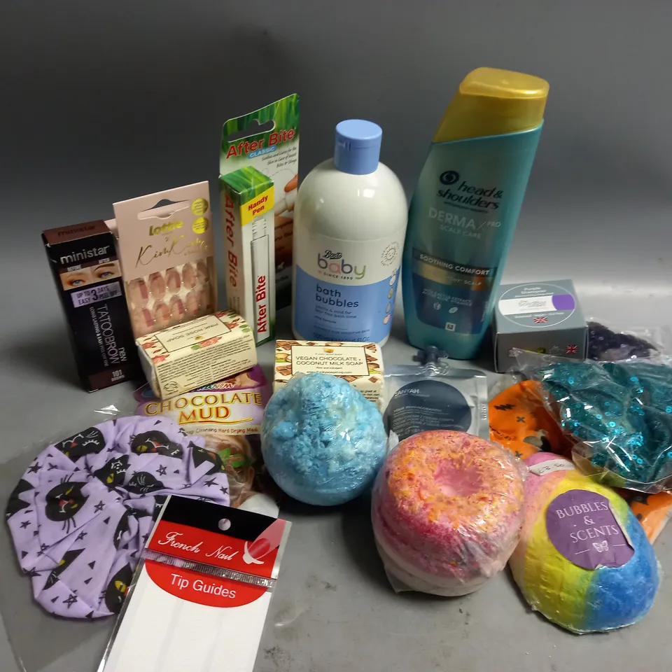 APPROXIMATELY 15 ASSORTED HEALTH AND BEAUTY PRODUCTS TO INCLUDE LOTTIE FALSE NAILS, MINISTAR TATTOO BROW, HEAD & SHOULDERS SHAMPOO 