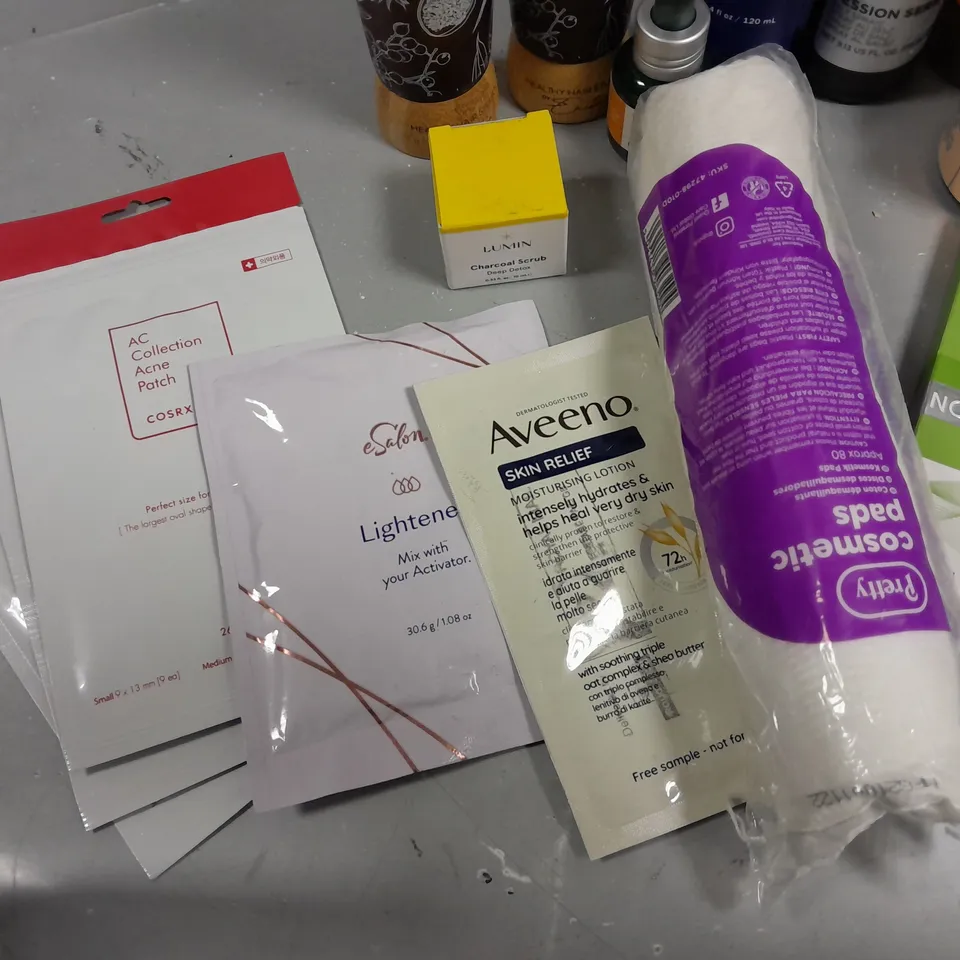 BOX OF APPROXIMATELY 15 COSMETIC ITEMS TO INCLUDE DERMOL 500 LOTION, DETOX FOAM, CHARCOAL SCRUB, ETC