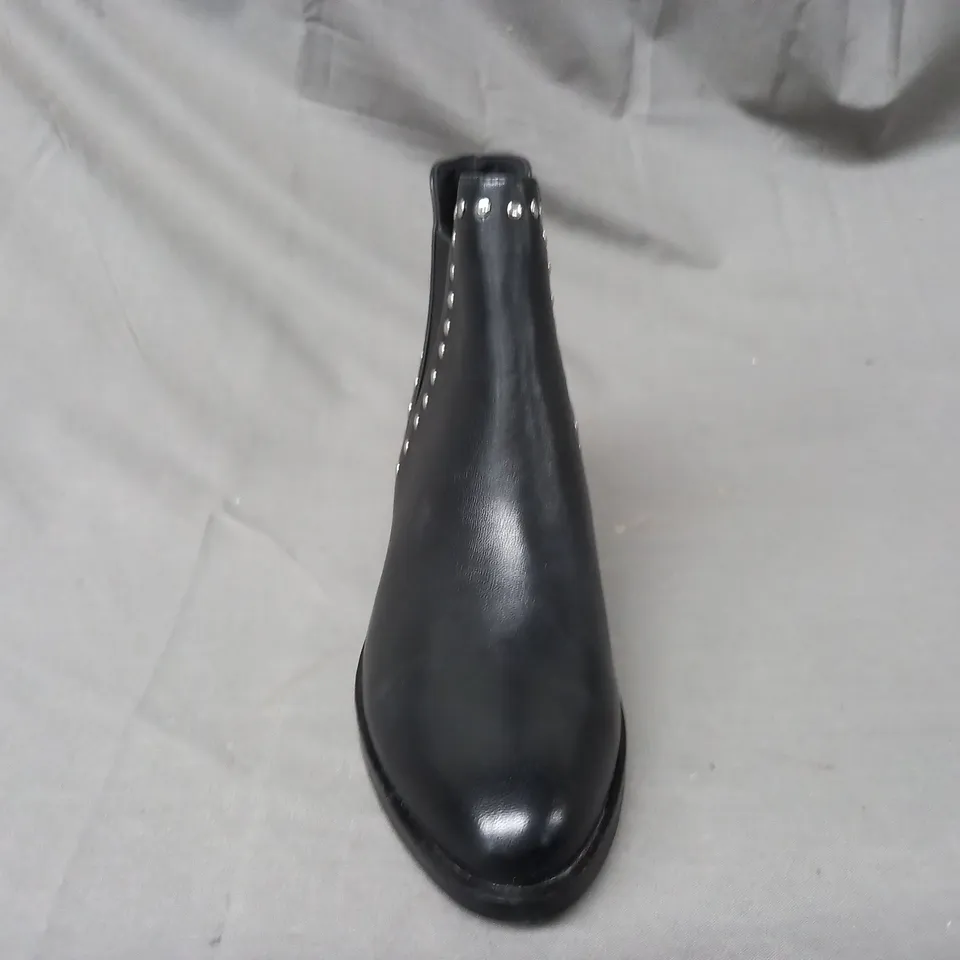 BOXED PAIR OF STEVE MADDEN CADE LEATHER ANKLE BOOTS IN BLACK EU SIZE 36