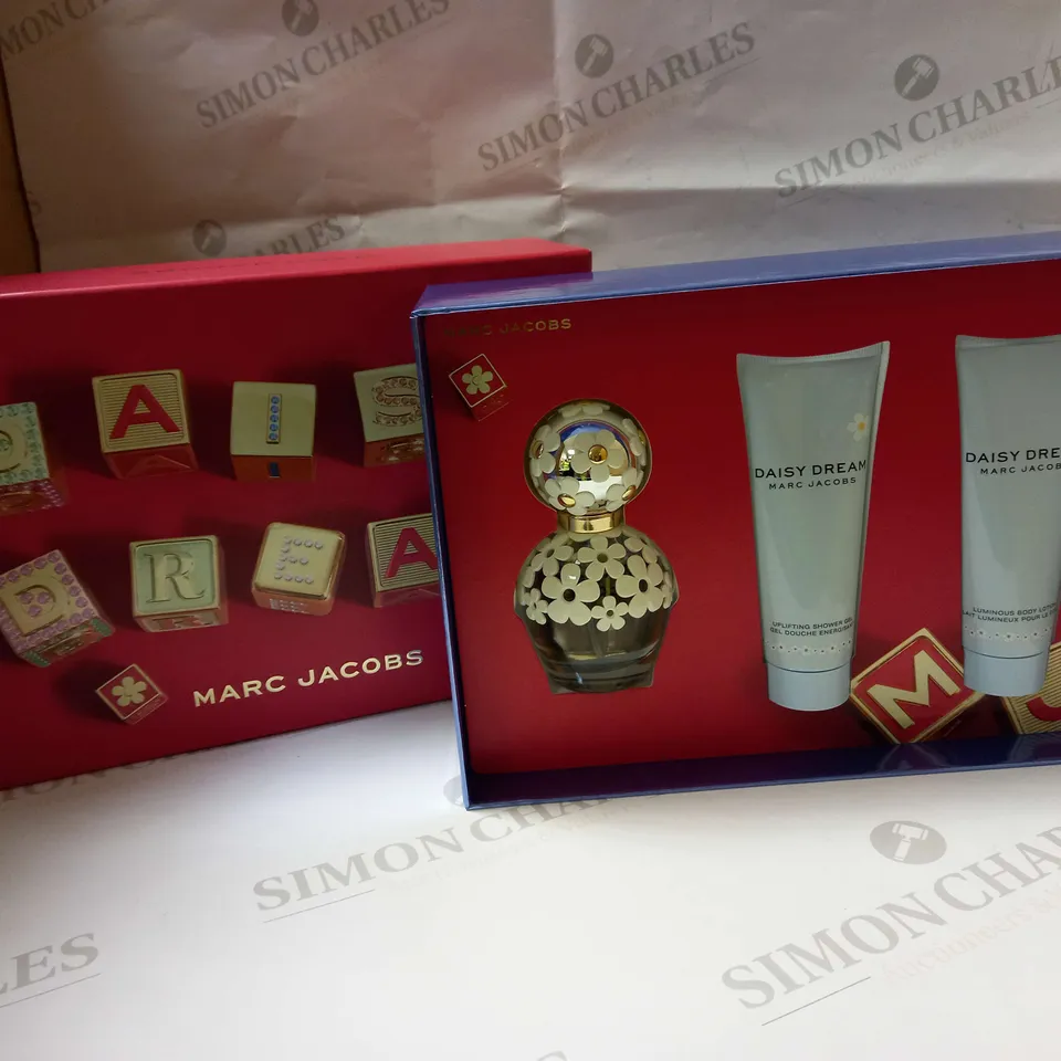 MARC JACOBS DAISY DREAM EAU DE TOILETTE SPRAY 50ML GIFT SET
