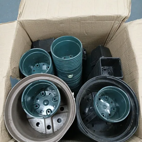 BOX OF ASSORTED PLANT POTS