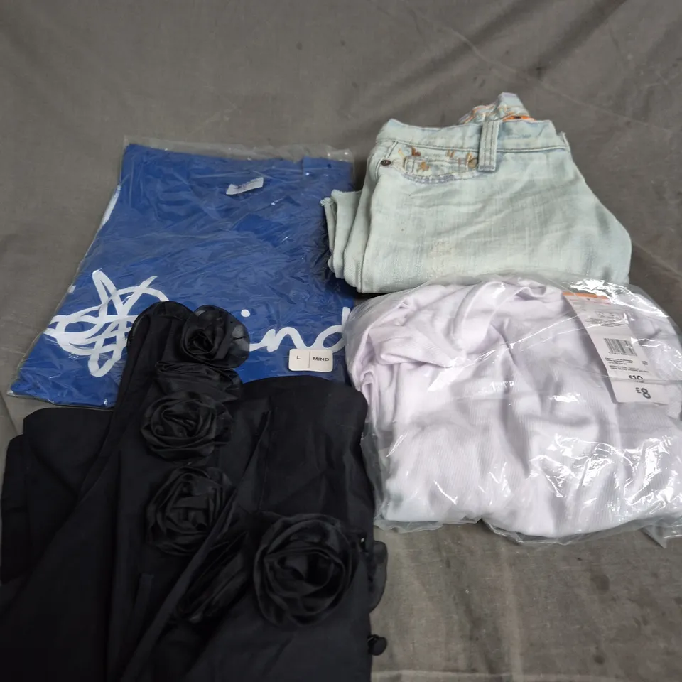 BOX OF APPROXIMATELY 20 ASSORTED CLOTHING ITEMS TO INCLUDE DRESS, TOPS, JEANS, ETC
