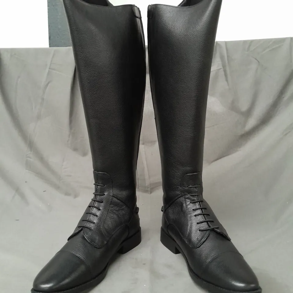 BOXED PAIR OF RHINEGOLD ELITE LUXUS LEATHER LACED RIDING BOOTS IN BLACK SIZE 8