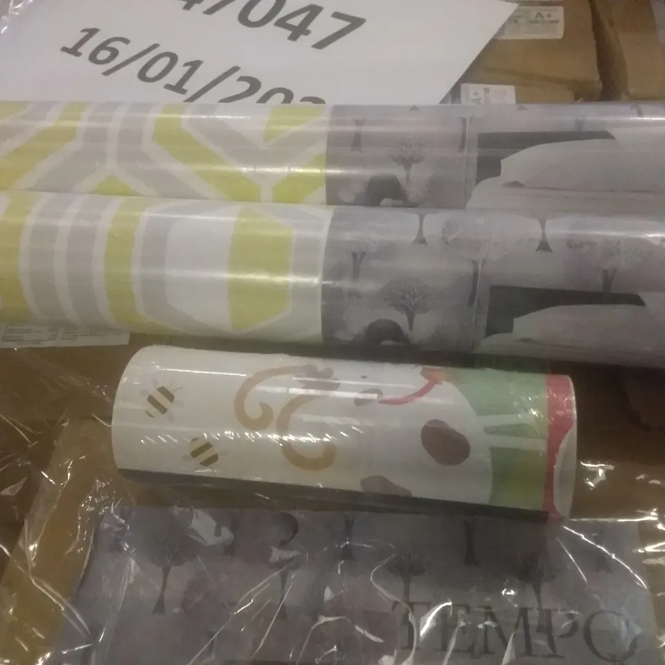 PALLET OF ASSORTED WALLPAPER 