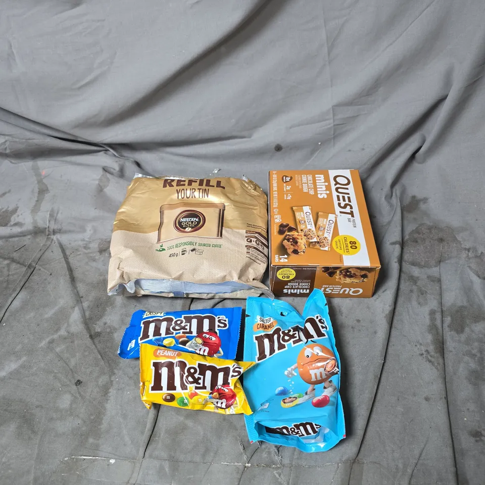 TOTE OF APPROXIMATELY 10 ASSORTED FOOD AND DRINK ITEMS TO INCLUDE QUEST PROTEIN BARS, NESCAFE GOLD REFILL, M&M'S ETC