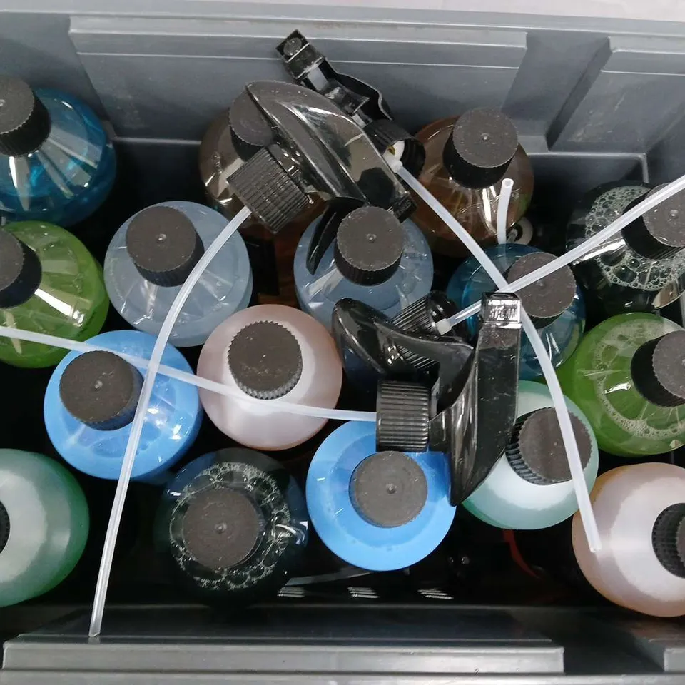 APPROXIMATELY 16 ASSORTED EZCARCARE LIQUIDS TO INCLUDE ACRTIC MELTDOWN SNOW FOAM, CHROMANCE HYBRID DETAILER, FINITO INTERIOR DETAILER, ETC - COLLECTION ONLY