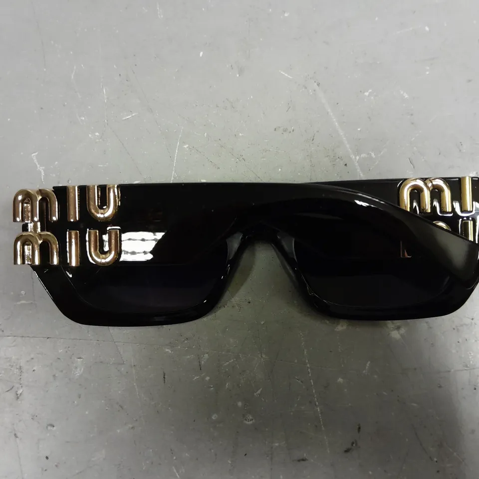 MIU MIU BLACK FRAMED LOGO SUNGLASSES 