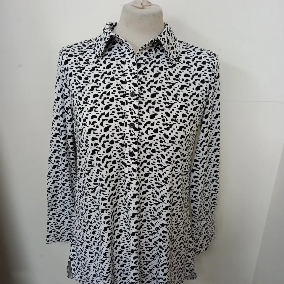 APPROXIMATELY 10 ASSORTED WOMEN CLOTHING TO INCLUDE RUT LANGFORD SHIRT IN SIZE L, WHITE STUFF COAT IN SIZE 12, RUTH LANGFORD SHIRT IN SIZE S 