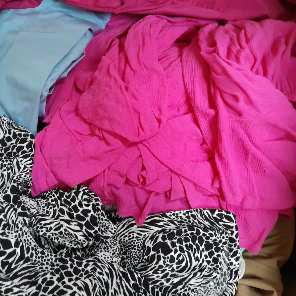 BOX OF APPROXIMATELY 10 ASSORTED CLOTHING AND FASHION ITEMS IN VARIOUS STYLES, SIZES, AND COLOURS - COLLECTION ONLY