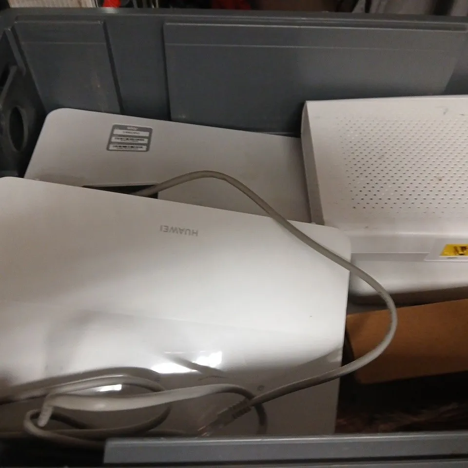 APPROXIMATELY 10 ASSORTED ELECTRICAL PRODUCTS TO INCLUDE PLUGS, BT HUBS AND CABLES