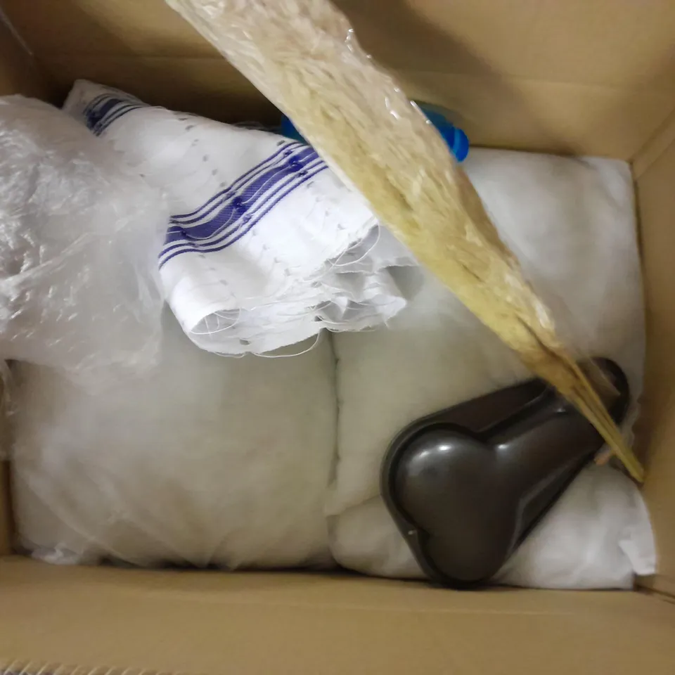 APROXIMATELY 6 ASSORTED HOUSEHOLD ITEMS TO INCLUDE FLOOT MAT, ROLL OF STRING, MILK JUG, ETC