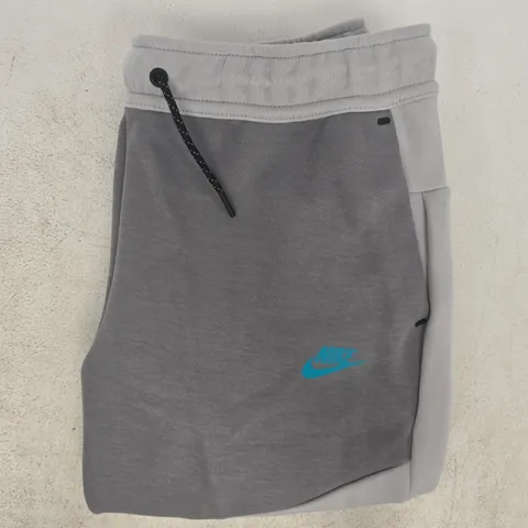 NIKE STANDARD FIT SWEATPANTS IN GREY SIZE XL