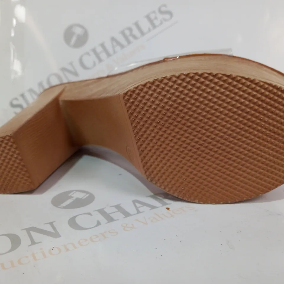 BOXED PAIR OF DESIGNER OPEN TOE BLOCK HIGH HEELS IN TAN/WOOD EFFECT EU SIZE 38