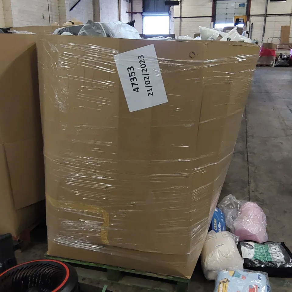 PALLET OF ASSORTED ITEMS INCLUDING: BEDDING, CUSHIONS
