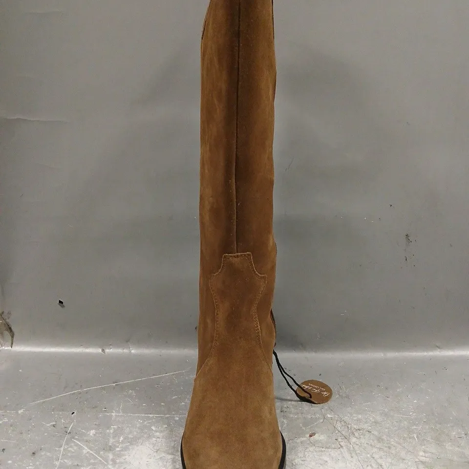 BOXED PAIR OF OFF THE HOOK KNEE-HIGH WESTERN BOOTS IN COGNAC SIZE UK 8