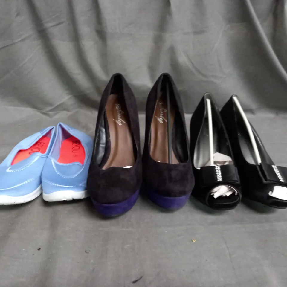APPROXIMATELY 10 PAIRS OF ASSORTED WOMEN SHOES IN VARIOUS STYLES AND SIZES