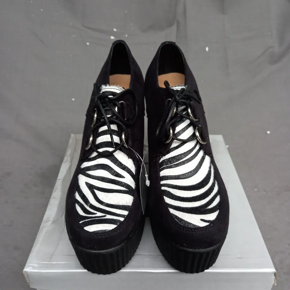 MEDIUM BOX OF APPROXIMATELY 4 PAIRS OF WEDGE SHOES IN VARIOUS SIZES