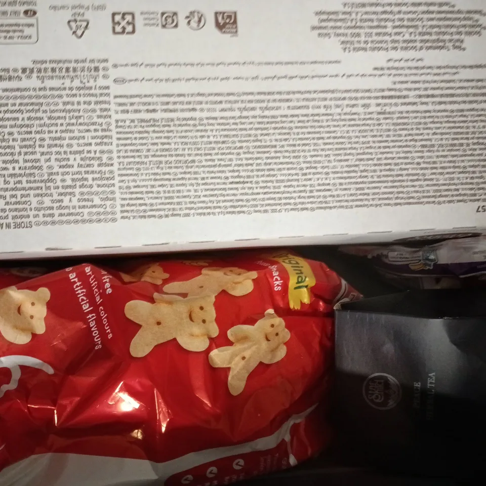 APPROXIMATELY 8 ASSORTED FOOD AND DRINK ITEMS TO INCLUDE APTAMIL, PEPSI MAX, ETC