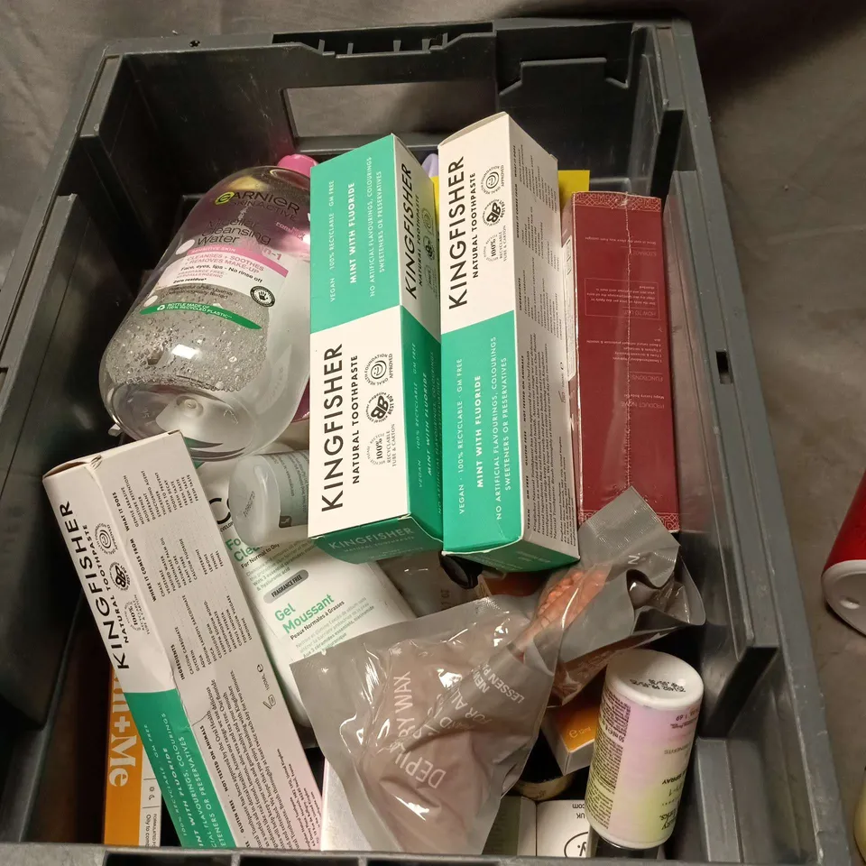 APPROXIMATELY 20 ASSORTED COSMETIC ITEMS TO INCLUDE TOOTHPASTE, BAYLIS AND HARDING HAND WASH, GARNIER MICELLAR CLEANSING WATER, VASELINE, THE FUZZY DUCK BATH ETC