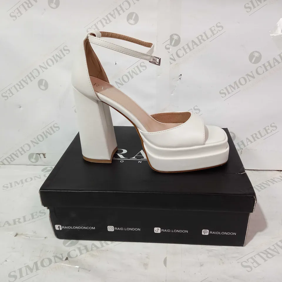 BOXED PAIR OF RAID SHERYL CHUNKY HEELS IN WHITE UK SIZE 7