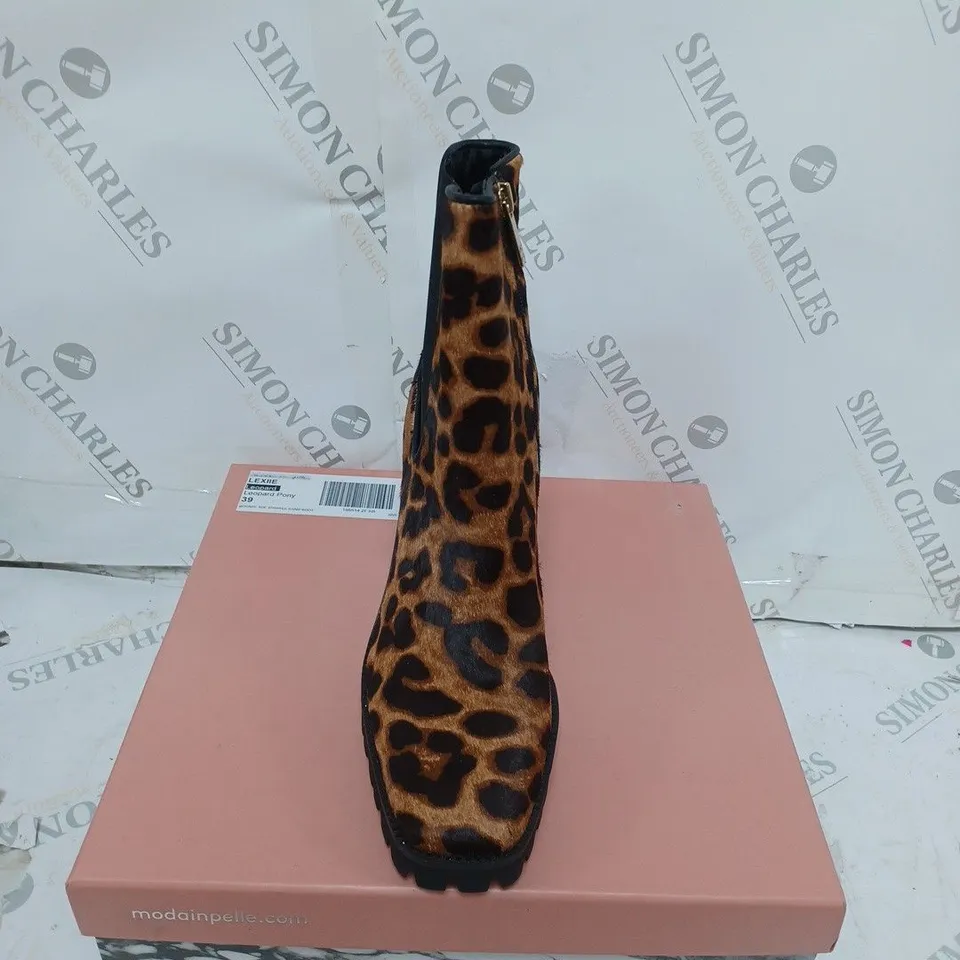 BOXED PAIR OF MODA LEXIIE LEOPARD PONY RAND BOOTS SIZE 39