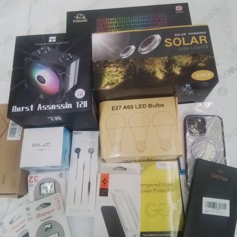 BOX CONTAINING LARGE AMOUNT OF BOXED ELECTRICAL ITEMS TO INCLUDE: PC COOLING SYSTEM,  PC KEYBOARD, SOLAR DISK LIGHTS, SCREEN PROTECTION COVERS, MEMORY CARDS ETC.