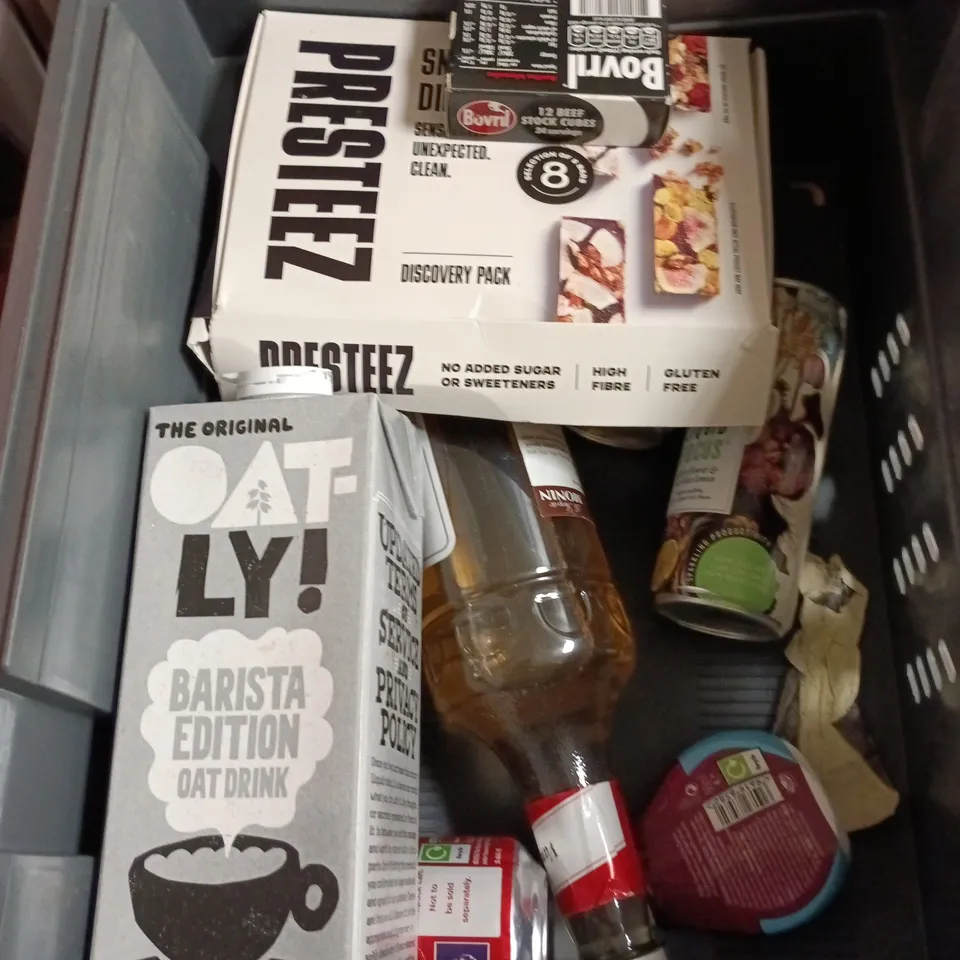 APPROXIMATELY 15 ASSORTED FOOD AND DRINK ITEMS TO INCLUDE - HERSHEY'S SYRUP, KELLOGGS VARIETY PACK AND SIMPLY COOK JAMBALAYA