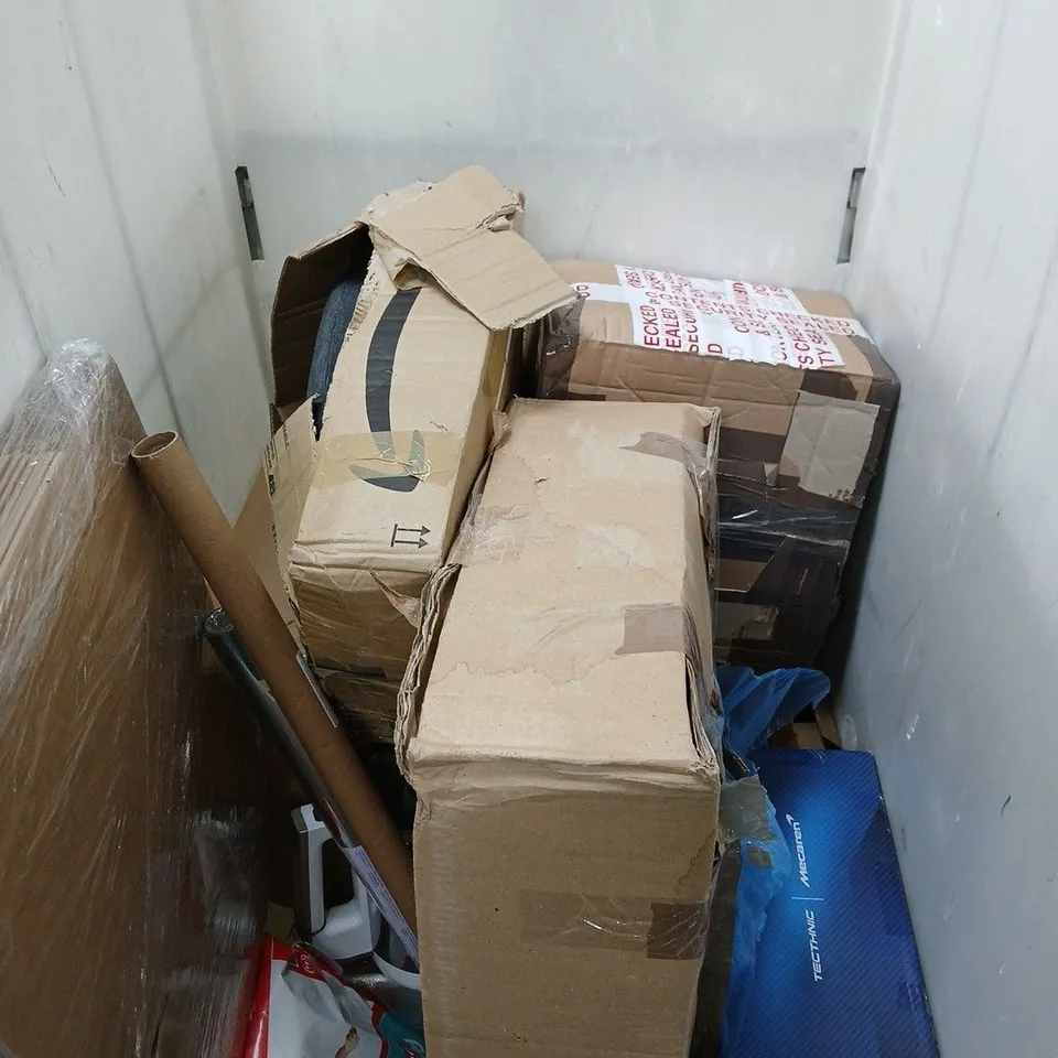 APPROXIMATELY 10 ASSORTED OVERSIZED HOUSEHOLD PRODUCTS TO INCLUDE NAPPIES, CUSHIONS, BUILDING SET ETC