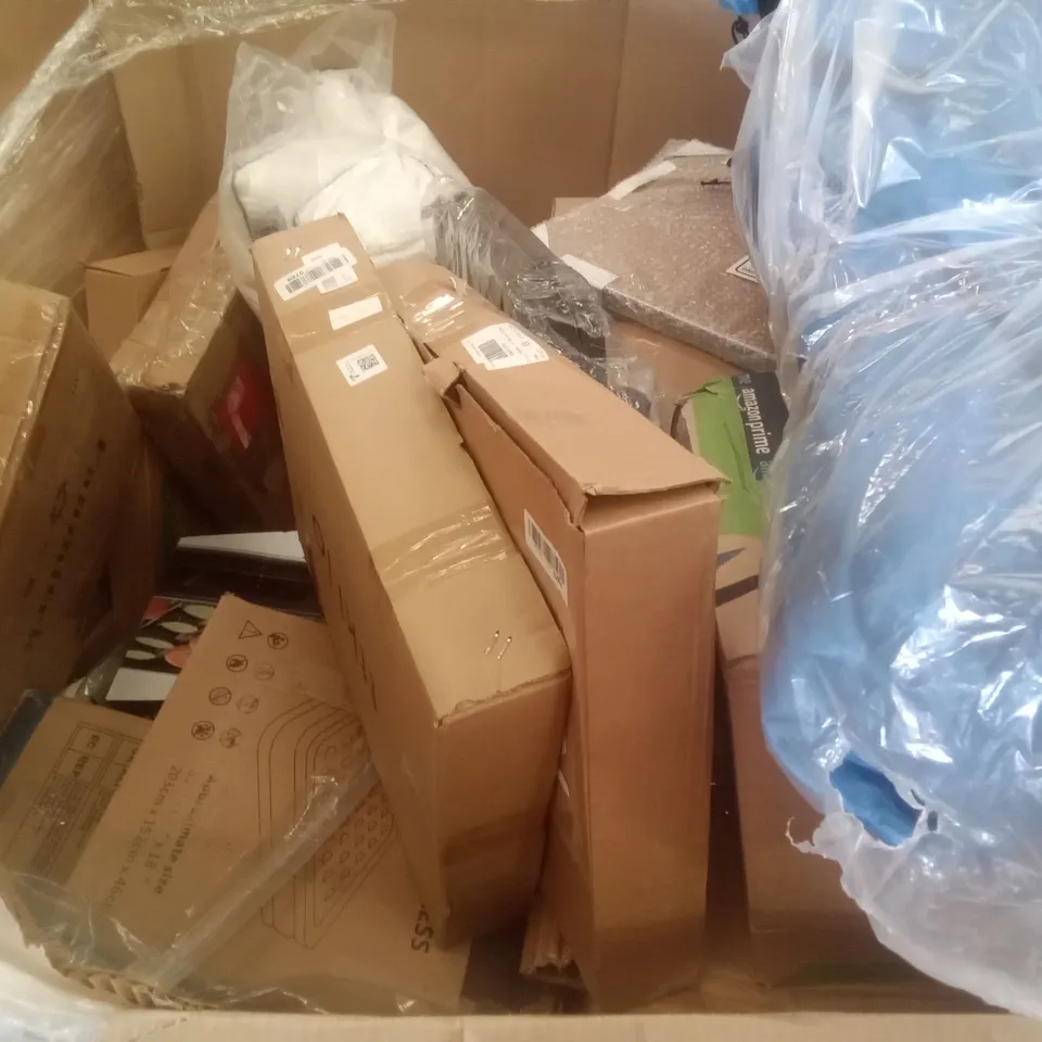 PALLET OF ASSORTED ITEMS INCLUDING ALUMINIUM COOKWARE SET, RETRACTABLE SAFETY GATE, TOILET SEAT, CORKBOARD WORLD MAP, CUSIMAX DEEP FRYER, PURE COOL FAN