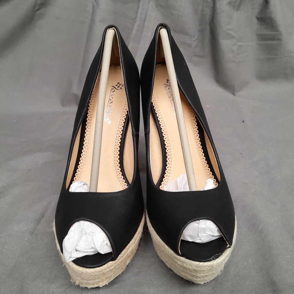 BOX OF APPROXIMATELY 10 WOMENS LAVANDAR HIGH HEEL SHOES IN VARIOUS SIZES