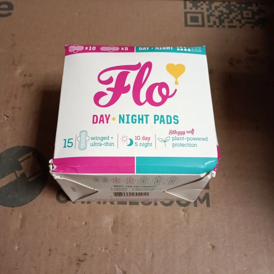 APPROXIMATELY 15 ASSORTED COSMETIC ITEMS INCLUDING RADOX SHOWER GEL  , GILLETTE MACH 3 RAZOR BLADE AND FLO DAY NIGHT PADS 
