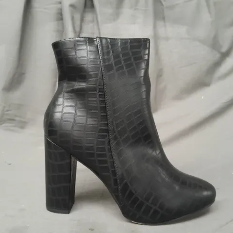 BOXED PAIR OF PRETTY LITTLE THING WIDE FIT BLOCK HEEL ANKLE BOOTS IN BLACK CROC SIZE 8