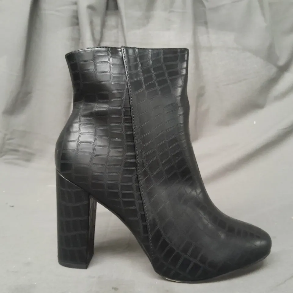 BOXED PAIR OF PRETTY LITTLE THING WIDE FIT BLOCK HEEL ANKLE BOOTS IN BLACK CROC SIZE 8