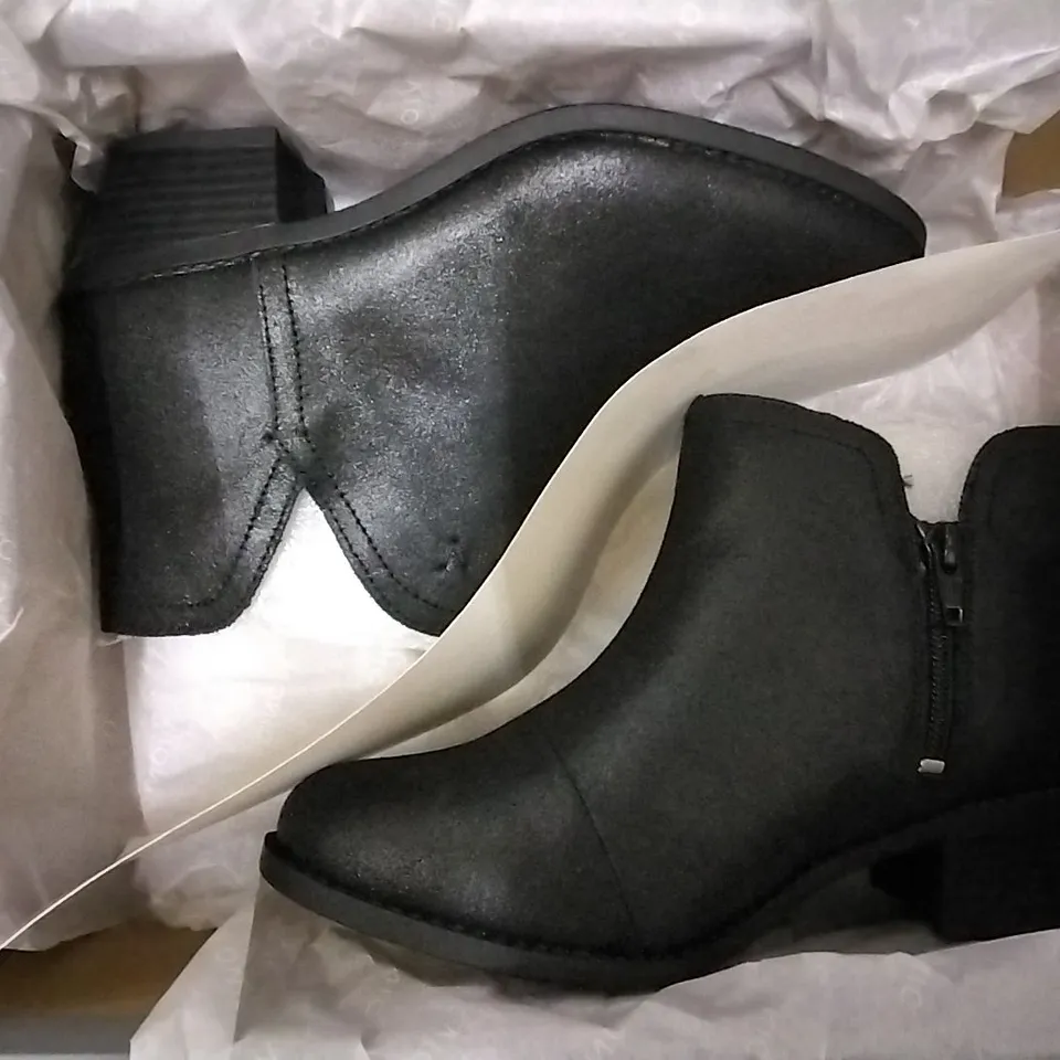 3 SHOE BOXES OF VIONIC SHOES INCLUDING 2 × FELICITY LIV METALLIC ANKLE BOOTS BLACK SIZE 4, HONOR DAYNA LOAFERS BLACK SIZE 7