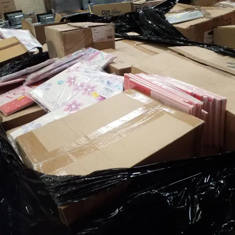PALLET CONTAINING LARGE QUANTITY OF ASSORTED GREETINGS CARDS