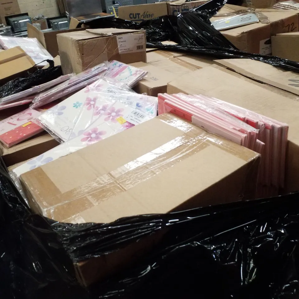 PALLET CONTAINING LARGE QUANTITY OF ASSORTED GREETINGS CARDS