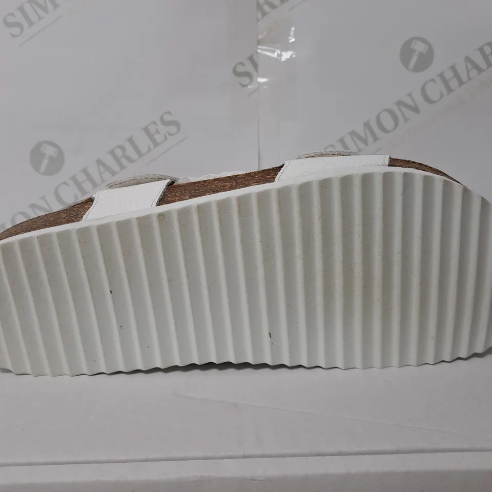 BOXED OPEN TOE LEATHER SANDALS SIZE 5