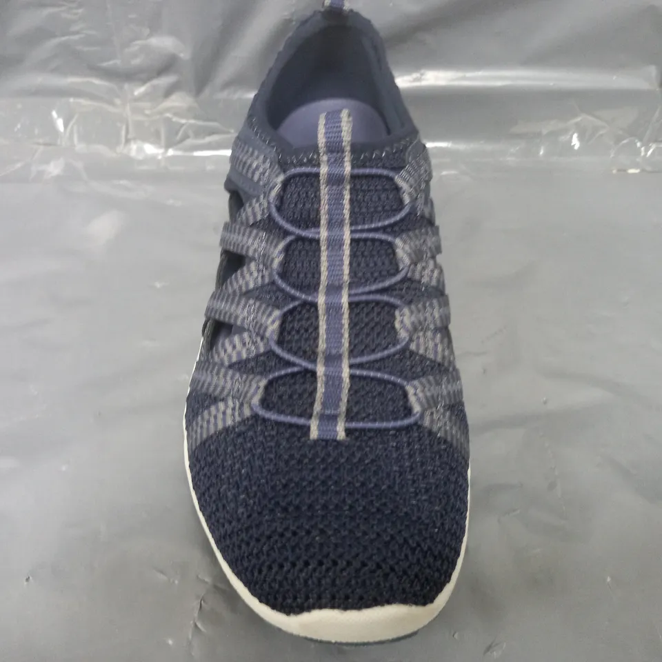 BOXED PAIR OF SKECHERS REGGAE SHOES IN NAVY SIZE 6