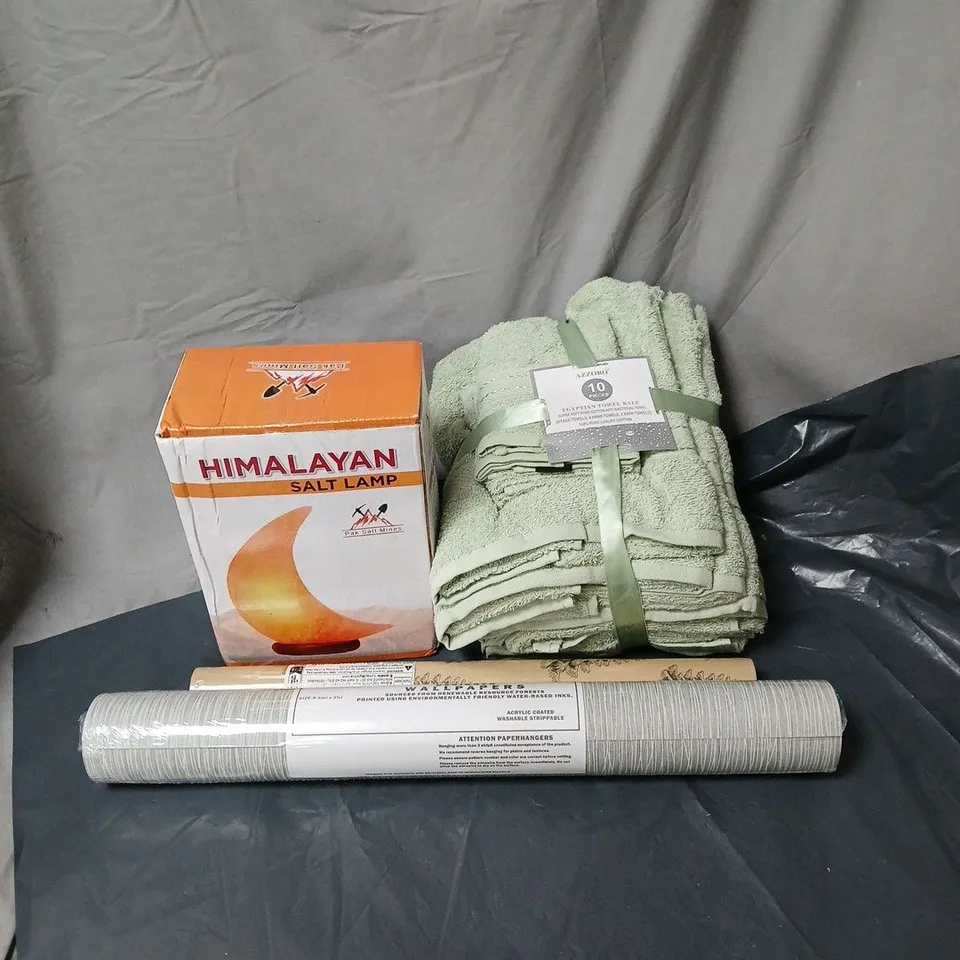 BOX OF APPROXIMATELY 15 ASSORTED HOUSEHOLD ITEMS TO INCLUDE TOWEL SET, SALT LAMP, WALLPAPER ETC