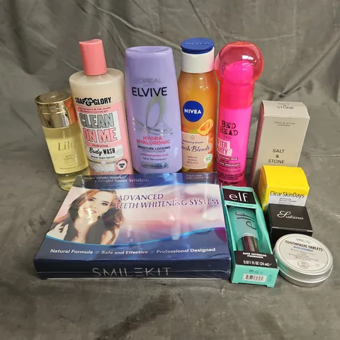 APPROXIMATELY 20 ASSORTED HEALTH & BEAUTY PRODUCTS TO INCLUDE - SOAP&GLORY BODY WASH - L'OREAL ELVIVE CONDITIONER - BED HEAD AFTER PARTY SMOOTHING CREAM - ETC