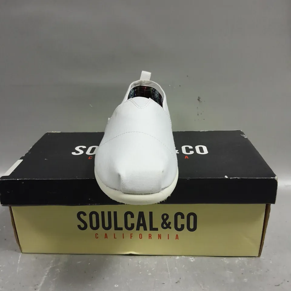 BOXED PAIR OF SOULCAL & CO LONG BEACH SLIP ON SHOES IN WHITE - 8