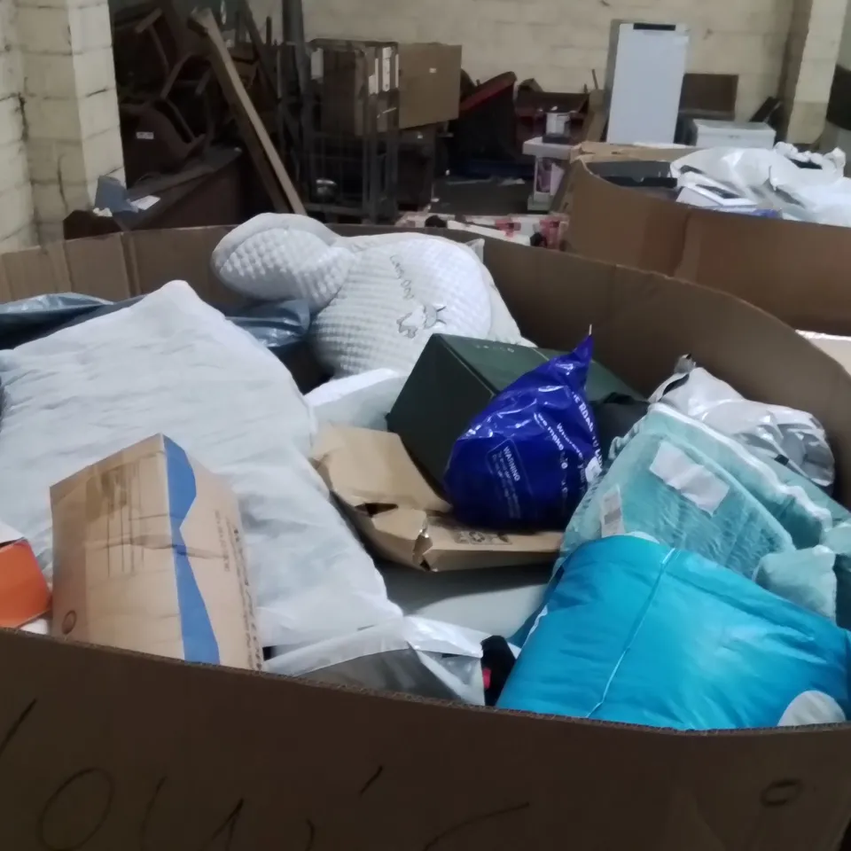 PALLET CONTAINING A LARGE QUANTITY OF PILLOWS 